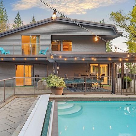 Cypress: Private Bedroom/Bathroom/Office, With Shared Pool, Hot Tub North Vancouver Bagian luar foto