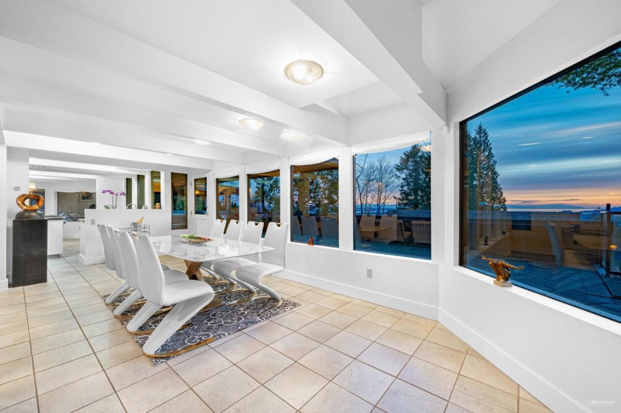Cypress: Private Bedroom/Bathroom/Office, With Shared Pool, Hot Tub North Vancouver Bagian luar foto