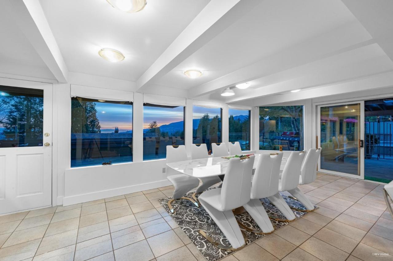 Cypress: Private Bedroom/Bathroom/Office, With Shared Pool, Hot Tub North Vancouver Bagian luar foto