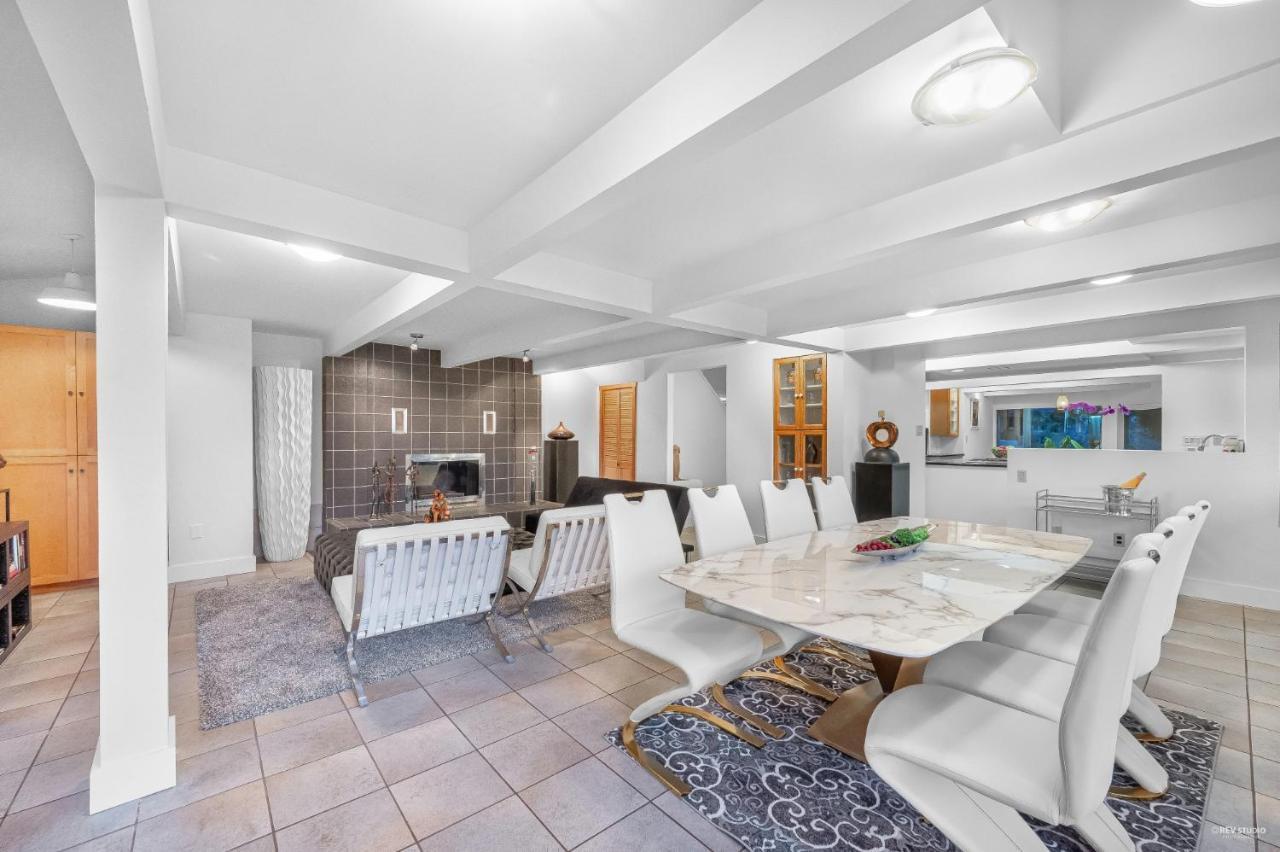 Cypress: Private Bedroom/Bathroom/Office, With Shared Pool, Hot Tub North Vancouver Bagian luar foto