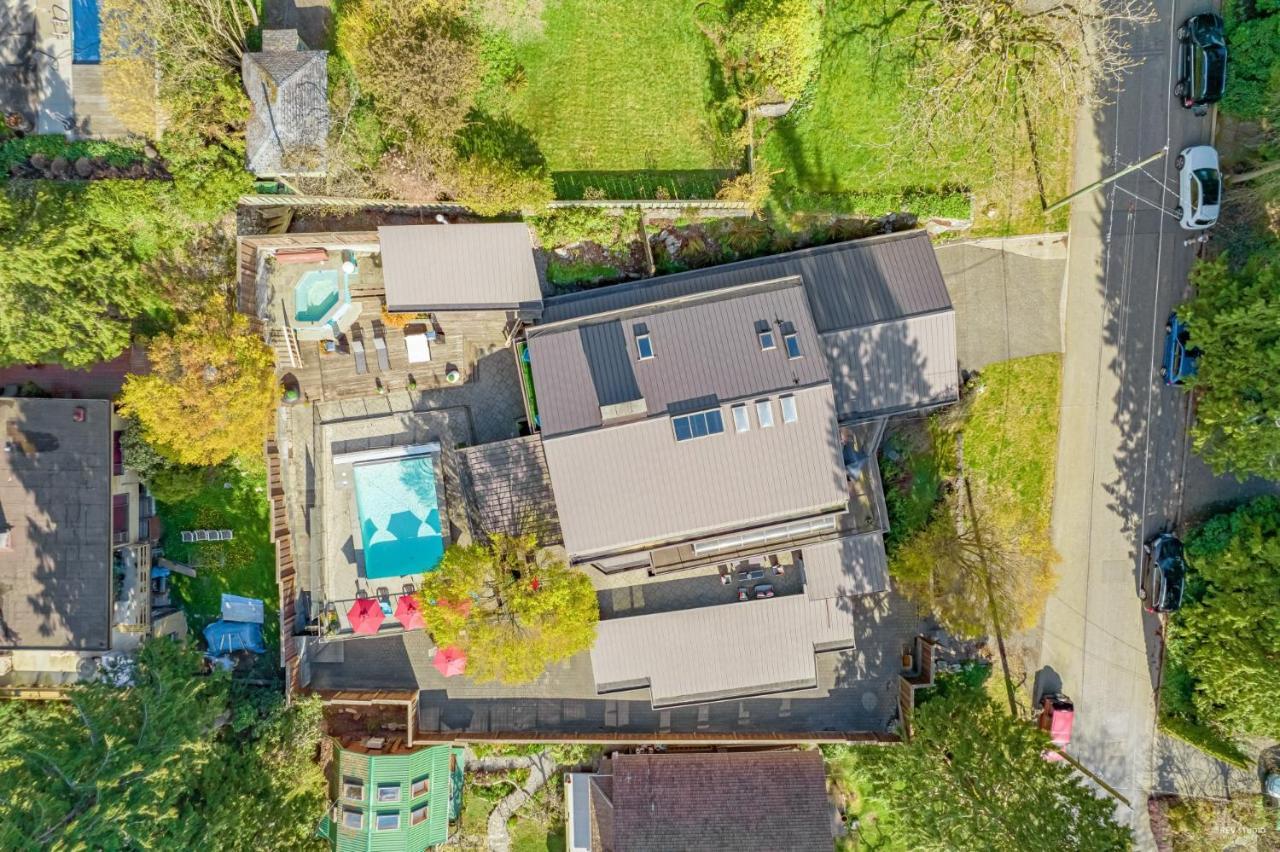 Cypress: Private Bedroom/Bathroom/Office, With Shared Pool, Hot Tub North Vancouver Bagian luar foto