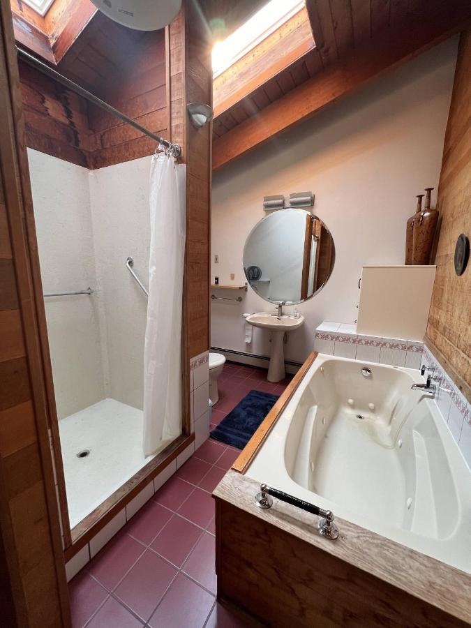 Cypress: Private Bedroom/Bathroom/Office, With Shared Pool, Hot Tub North Vancouver Bagian luar foto
