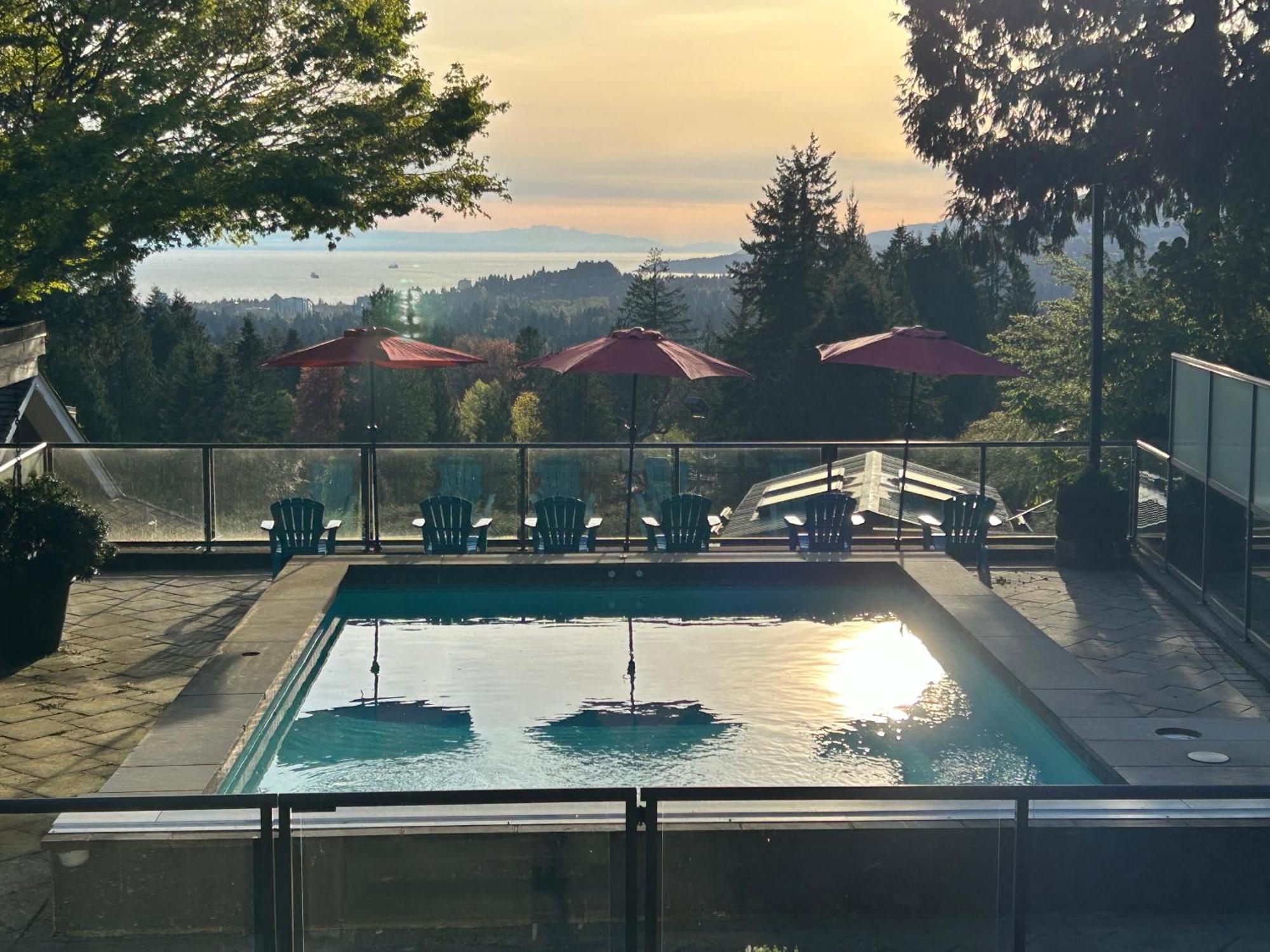 Cypress: Private Bedroom/Bathroom/Office, With Shared Pool, Hot Tub North Vancouver Bagian luar foto