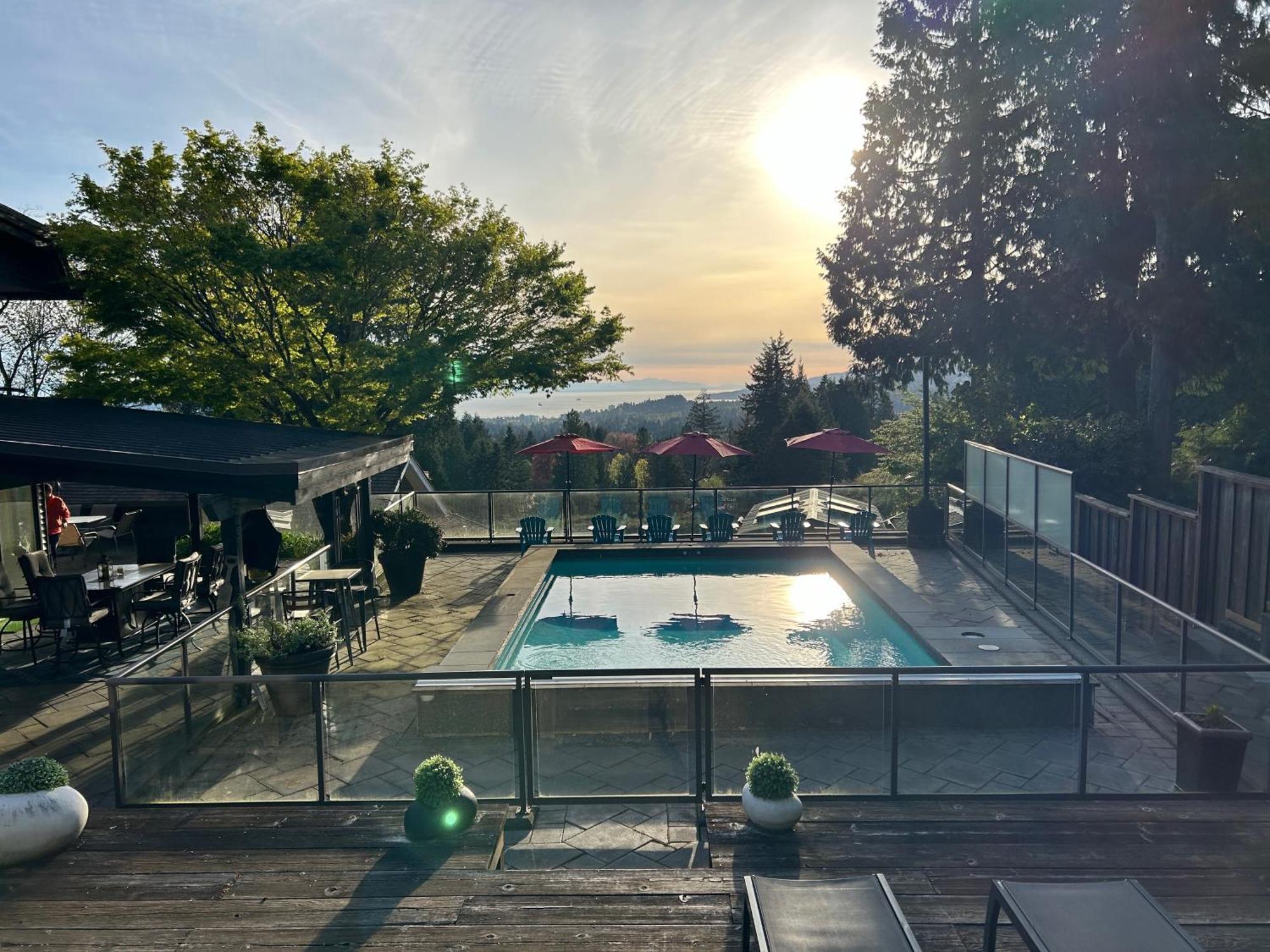 Cypress: Private Bedroom/Bathroom/Office, With Shared Pool, Hot Tub North Vancouver Bagian luar foto