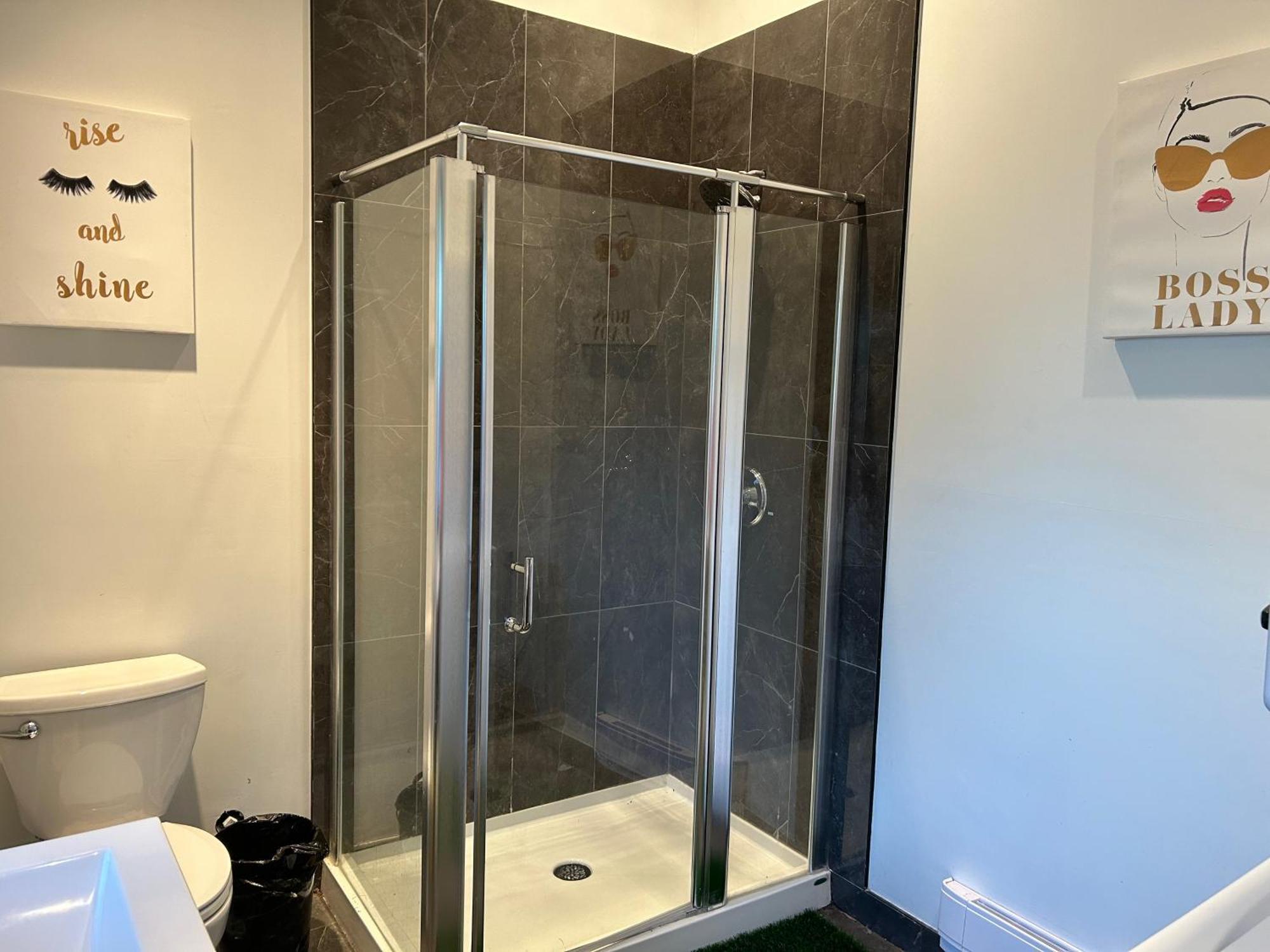 Cypress: Private Bedroom/Bathroom/Office, With Shared Pool, Hot Tub North Vancouver Bagian luar foto