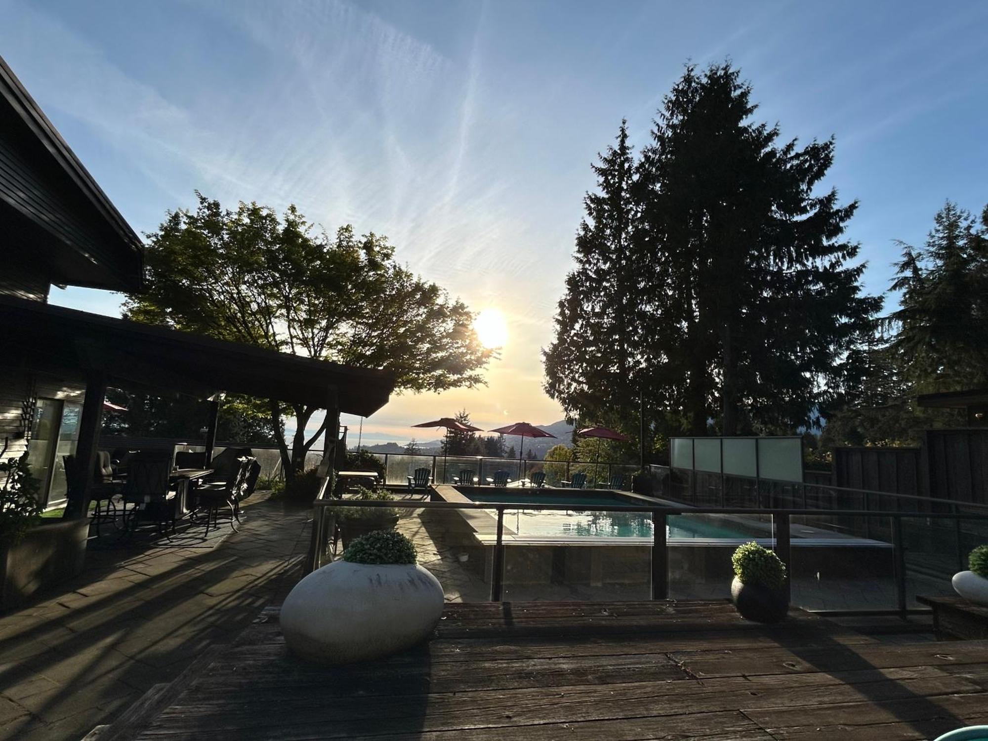 Cypress: Private Bedroom/Bathroom/Office, With Shared Pool, Hot Tub North Vancouver Bagian luar foto