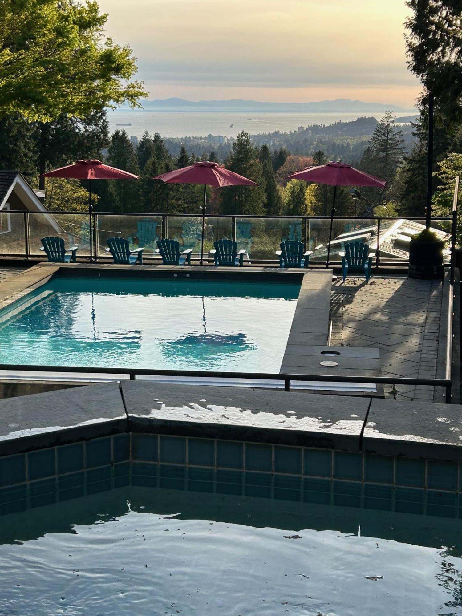 Cypress: Private Bedroom/Bathroom/Office, With Shared Pool, Hot Tub North Vancouver Bagian luar foto