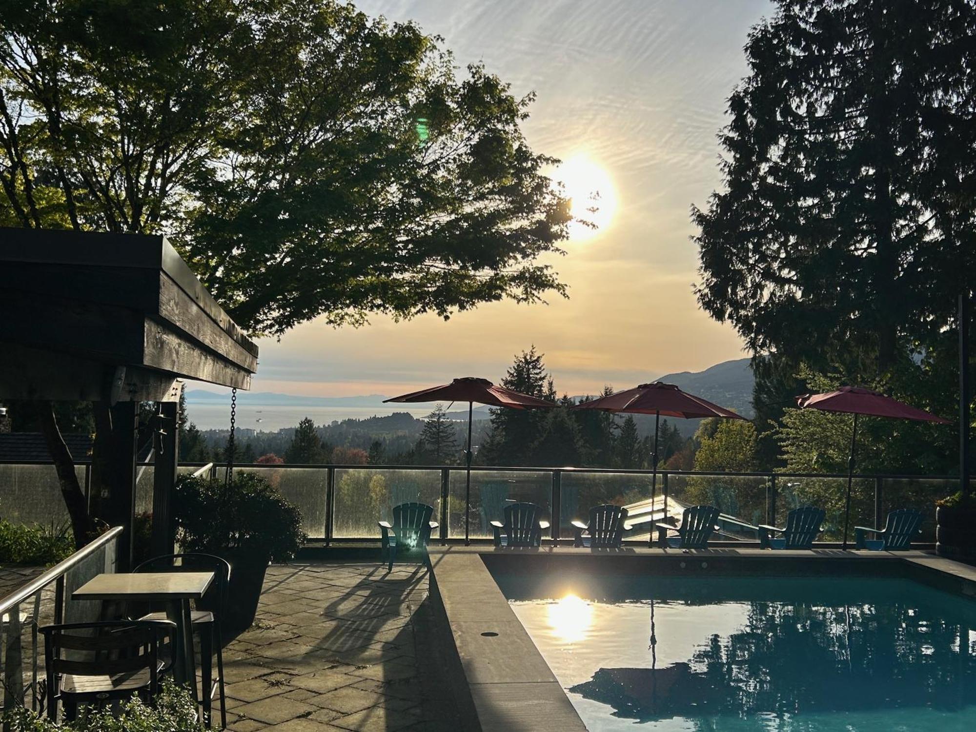 Cypress: Private Bedroom/Bathroom/Office, With Shared Pool, Hot Tub North Vancouver Bagian luar foto