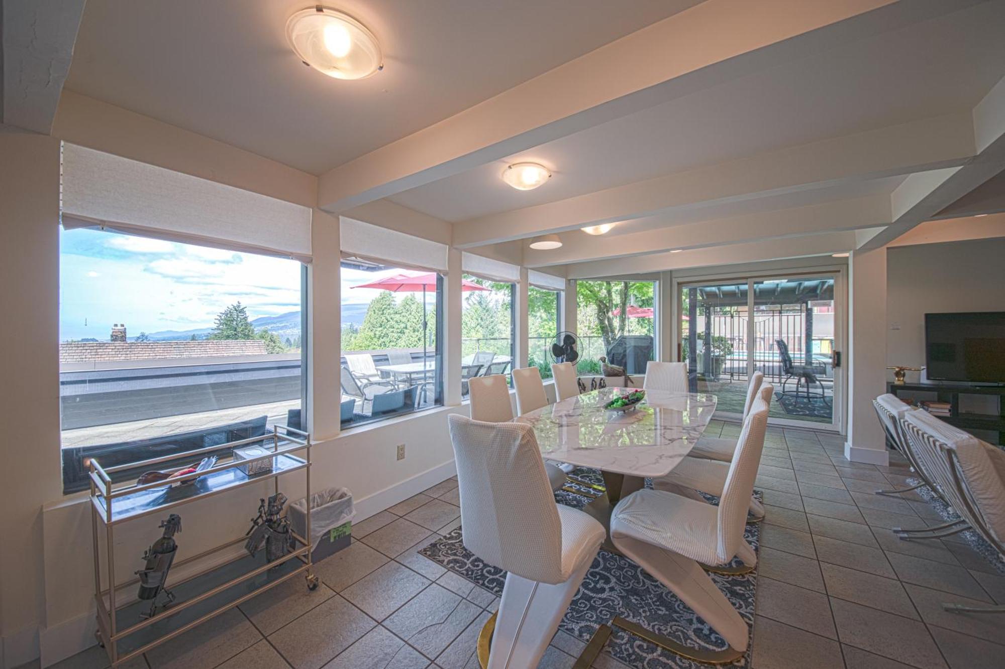 Cypress: Private Bedroom/Bathroom/Office, With Shared Pool, Hot Tub North Vancouver Bagian luar foto