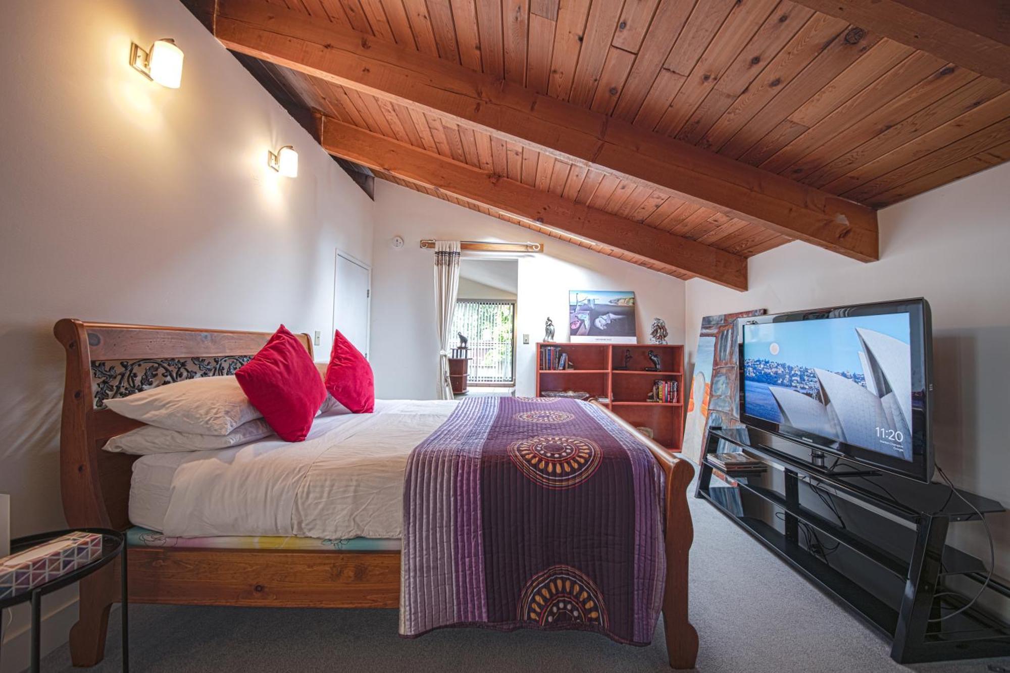 Cypress: Private Bedroom/Bathroom/Office, With Shared Pool, Hot Tub North Vancouver Bagian luar foto