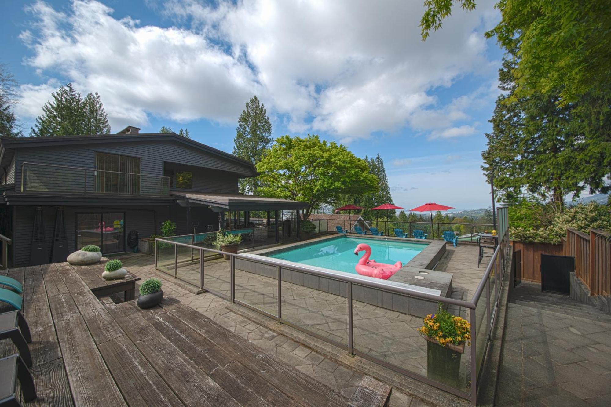 Cypress: Private Bedroom/Bathroom/Office, With Shared Pool, Hot Tub North Vancouver Bagian luar foto