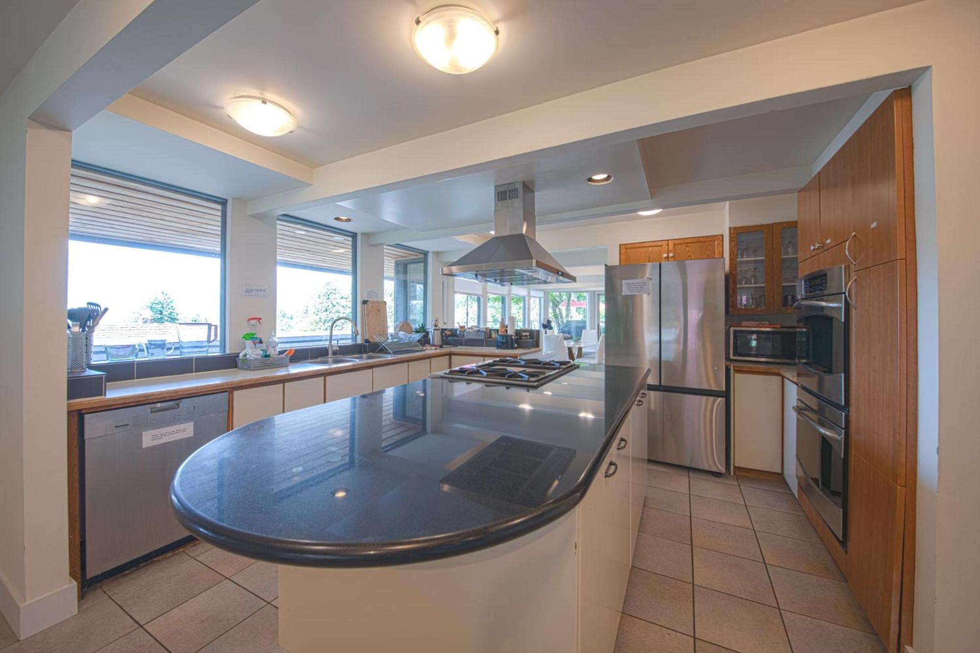 Cypress: Private Bedroom/Bathroom/Office, With Shared Pool, Hot Tub North Vancouver Bagian luar foto