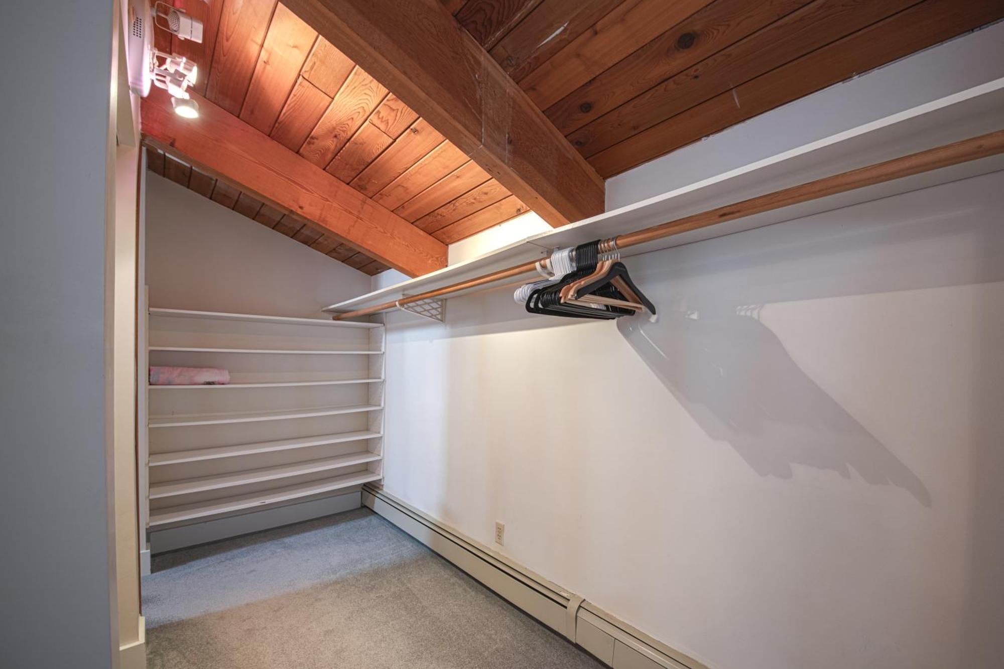 Cypress: Private Bedroom/Bathroom/Office, With Shared Pool, Hot Tub North Vancouver Bagian luar foto