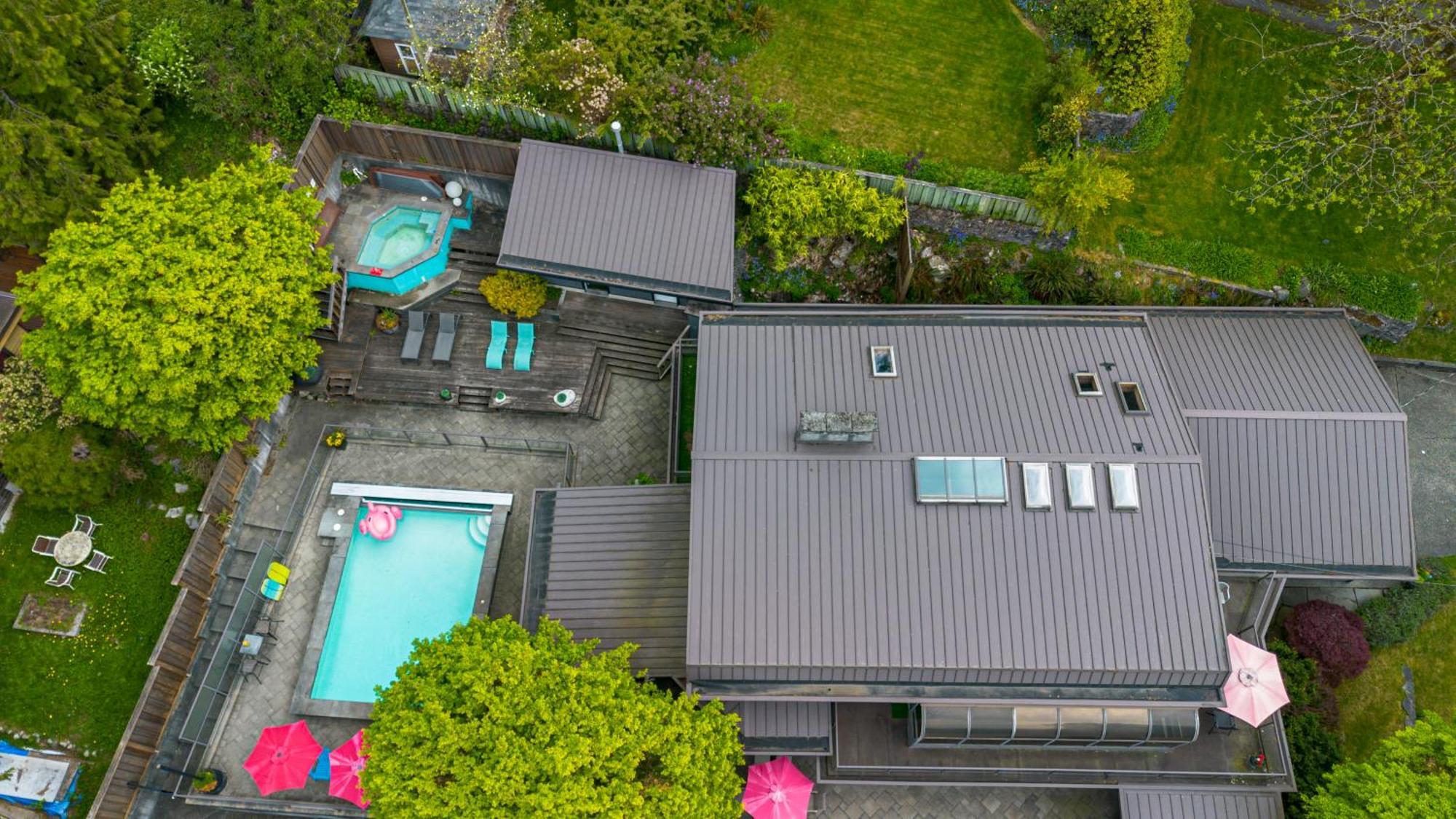 Cypress: Private Bedroom/Bathroom/Office, With Shared Pool, Hot Tub North Vancouver Bagian luar foto