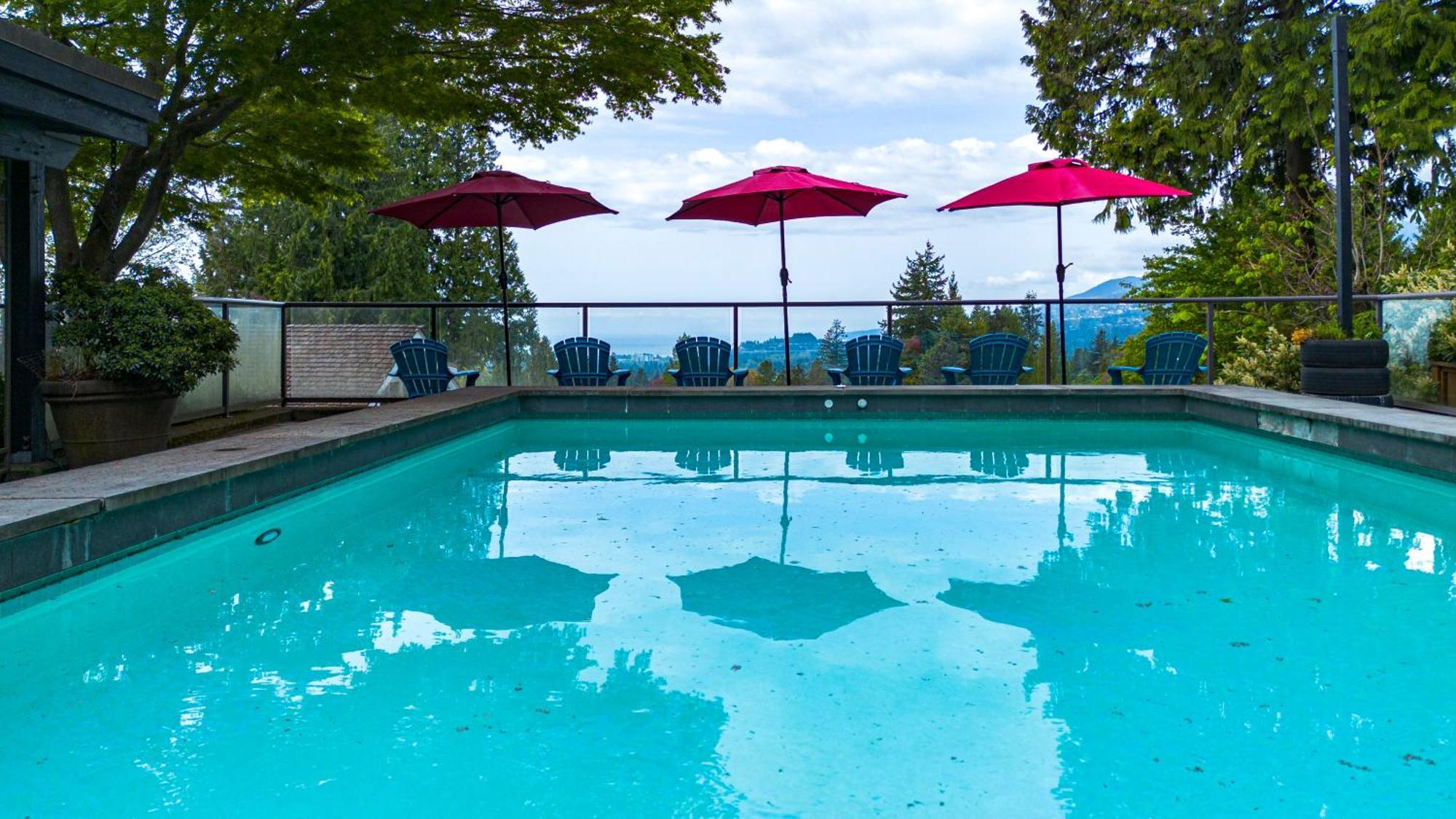 Cypress: Private Bedroom/Bathroom/Office, With Shared Pool, Hot Tub North Vancouver Bagian luar foto