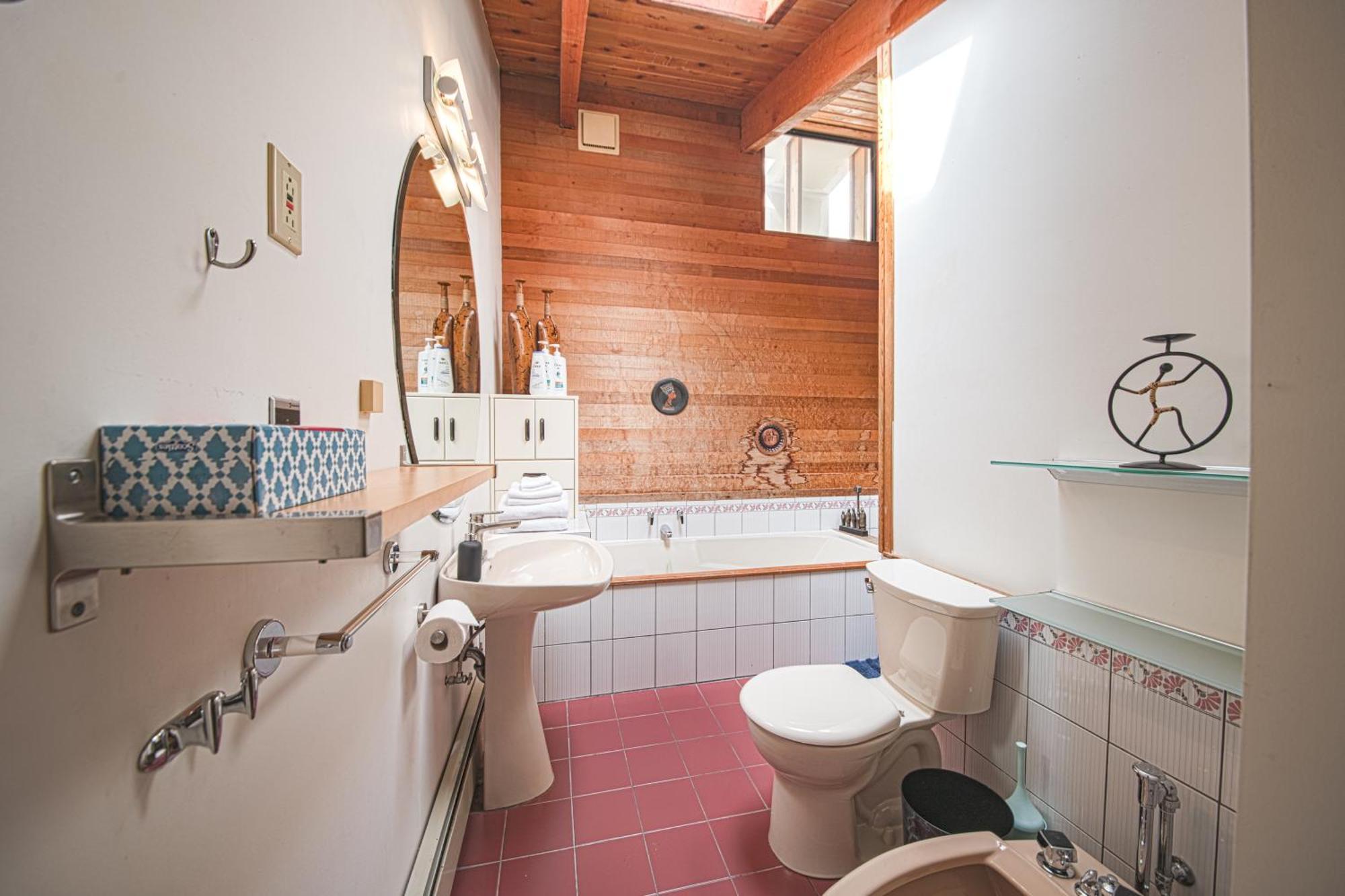 Cypress: Private Bedroom/Bathroom/Office, With Shared Pool, Hot Tub North Vancouver Bagian luar foto