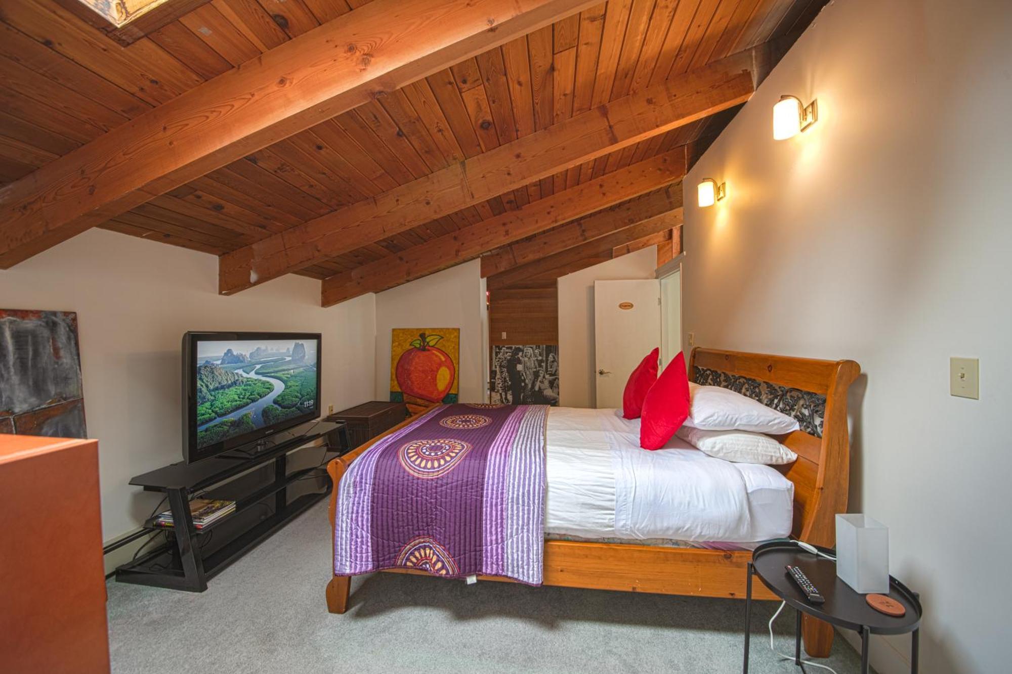 Cypress: Private Bedroom/Bathroom/Office, With Shared Pool, Hot Tub North Vancouver Bagian luar foto