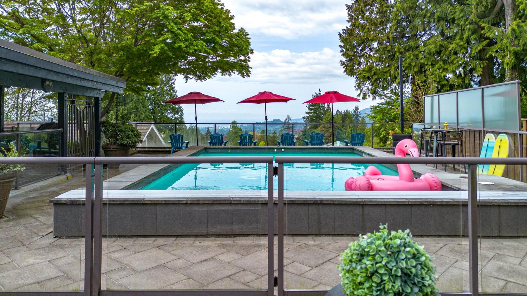 Cypress: Private Bedroom/Bathroom/Office, With Shared Pool, Hot Tub North Vancouver Bagian luar foto