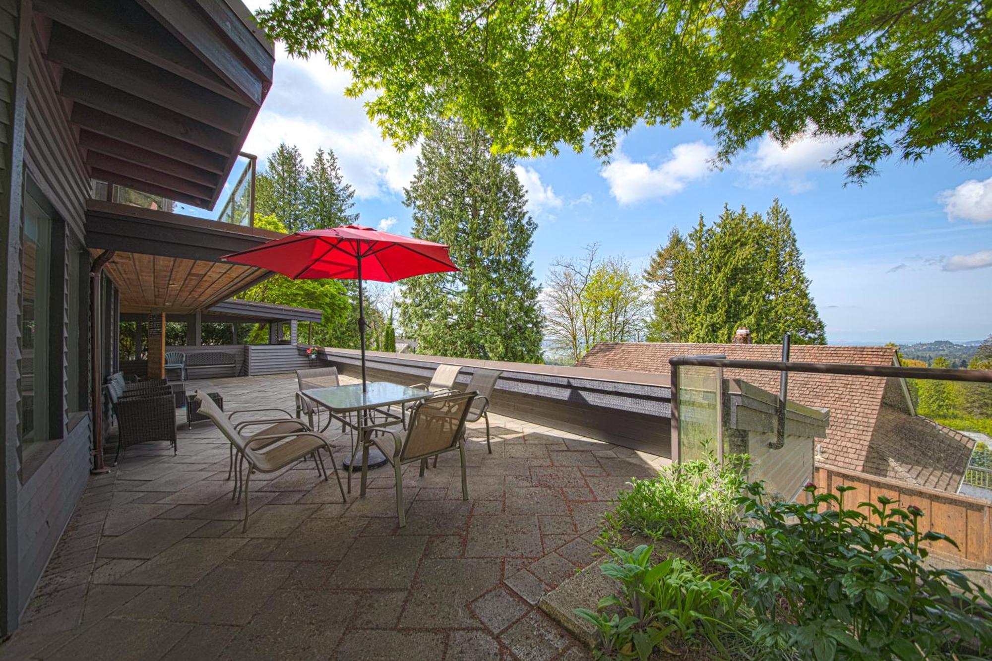 Cypress: Private Bedroom/Bathroom/Office, With Shared Pool, Hot Tub North Vancouver Bagian luar foto