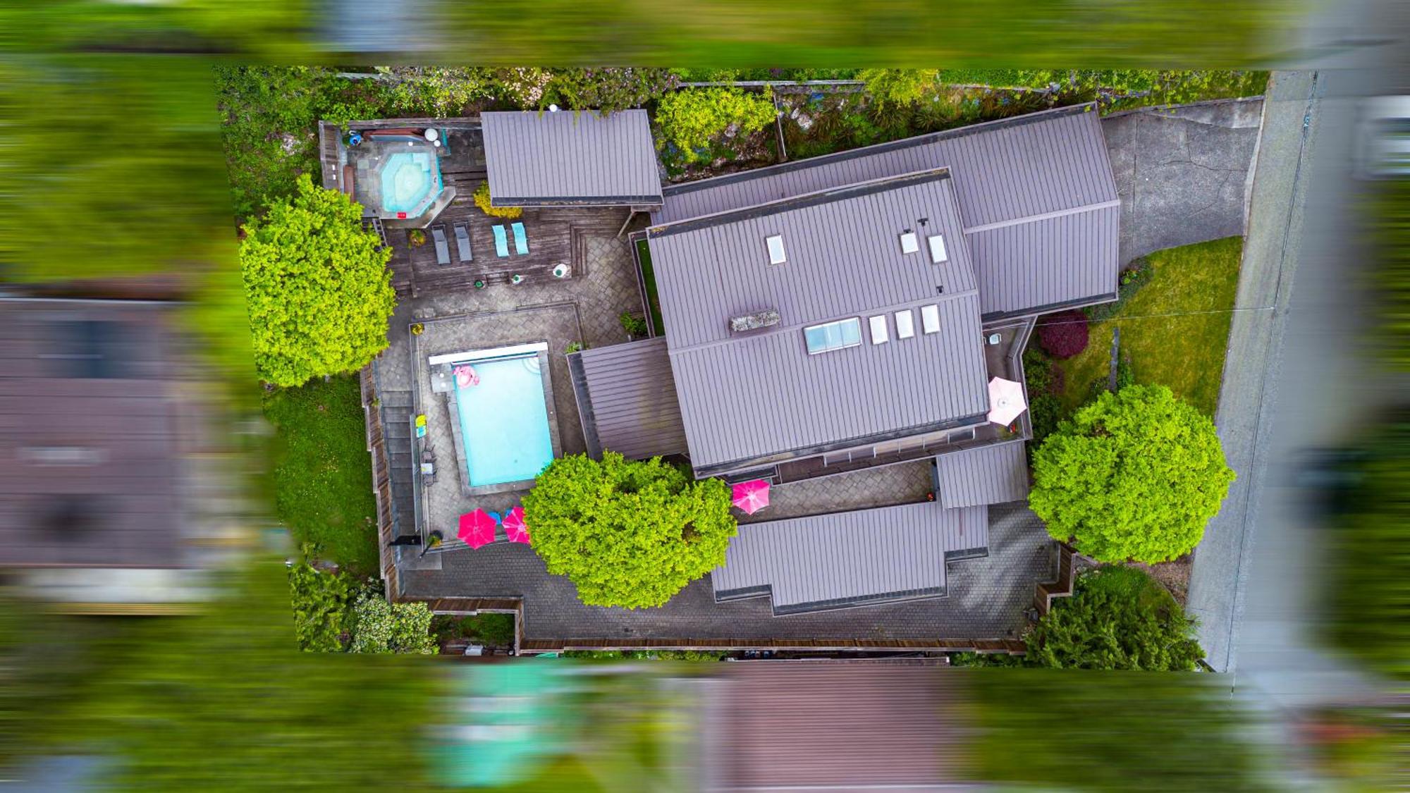 Cypress: Private Bedroom/Bathroom/Office, With Shared Pool, Hot Tub North Vancouver Bagian luar foto