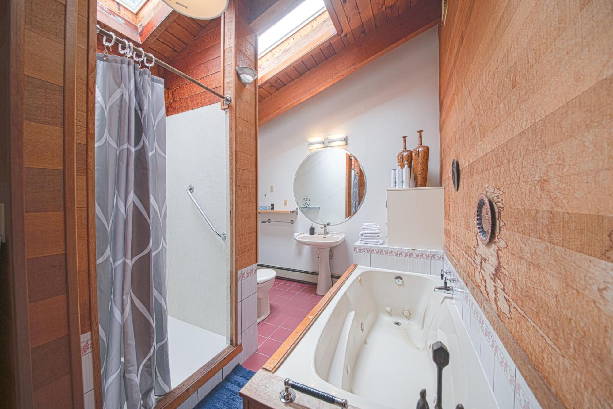 Cypress: Private Bedroom/Bathroom/Office, With Shared Pool, Hot Tub North Vancouver Bagian luar foto
